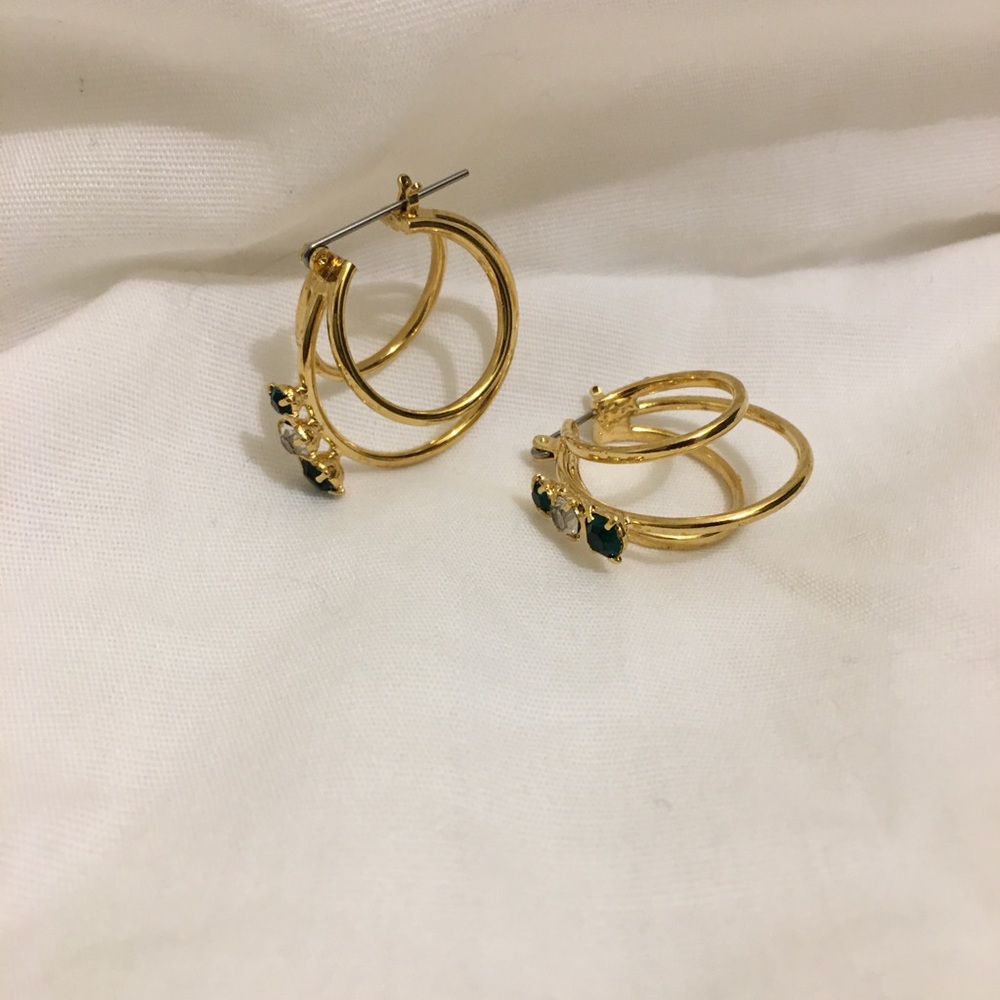 Gold and emerald green earrings!!🌲